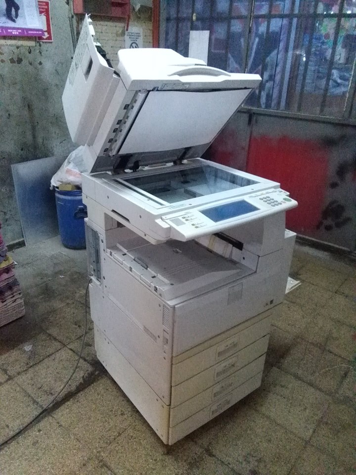 Siyah beyaz fotokopi makinası